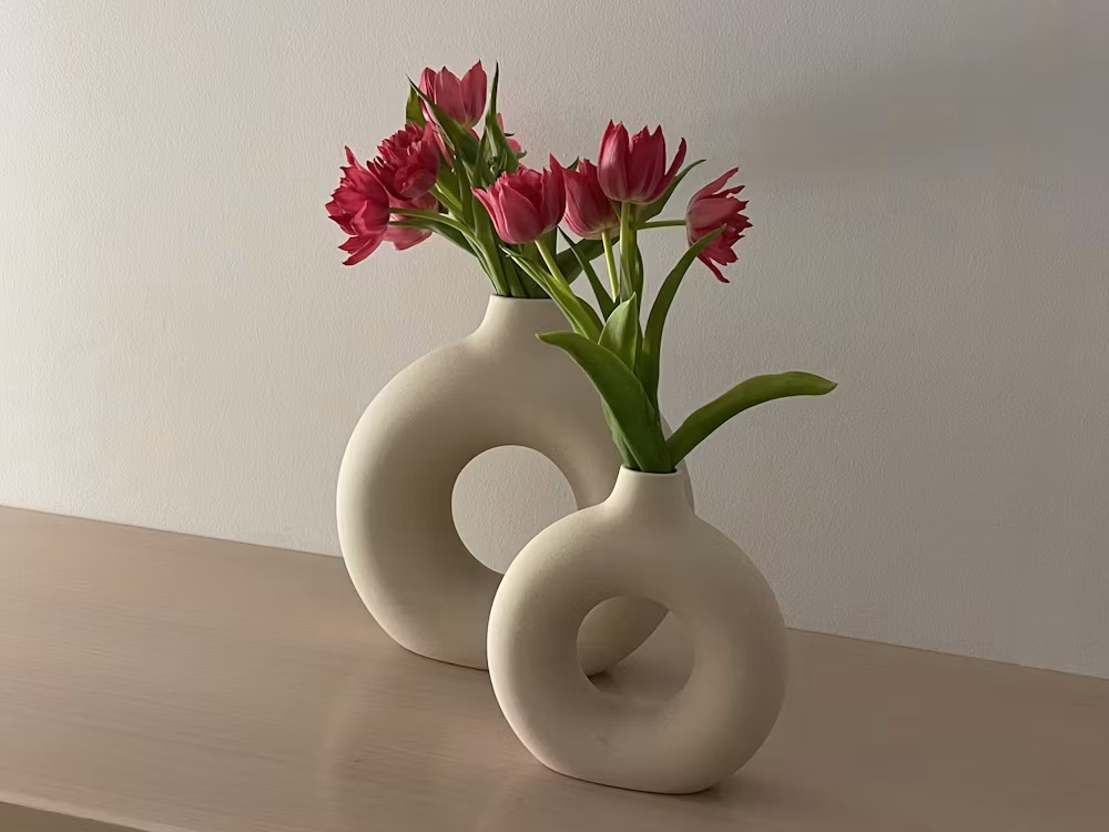 Neutral ceramic and decorative home accessories